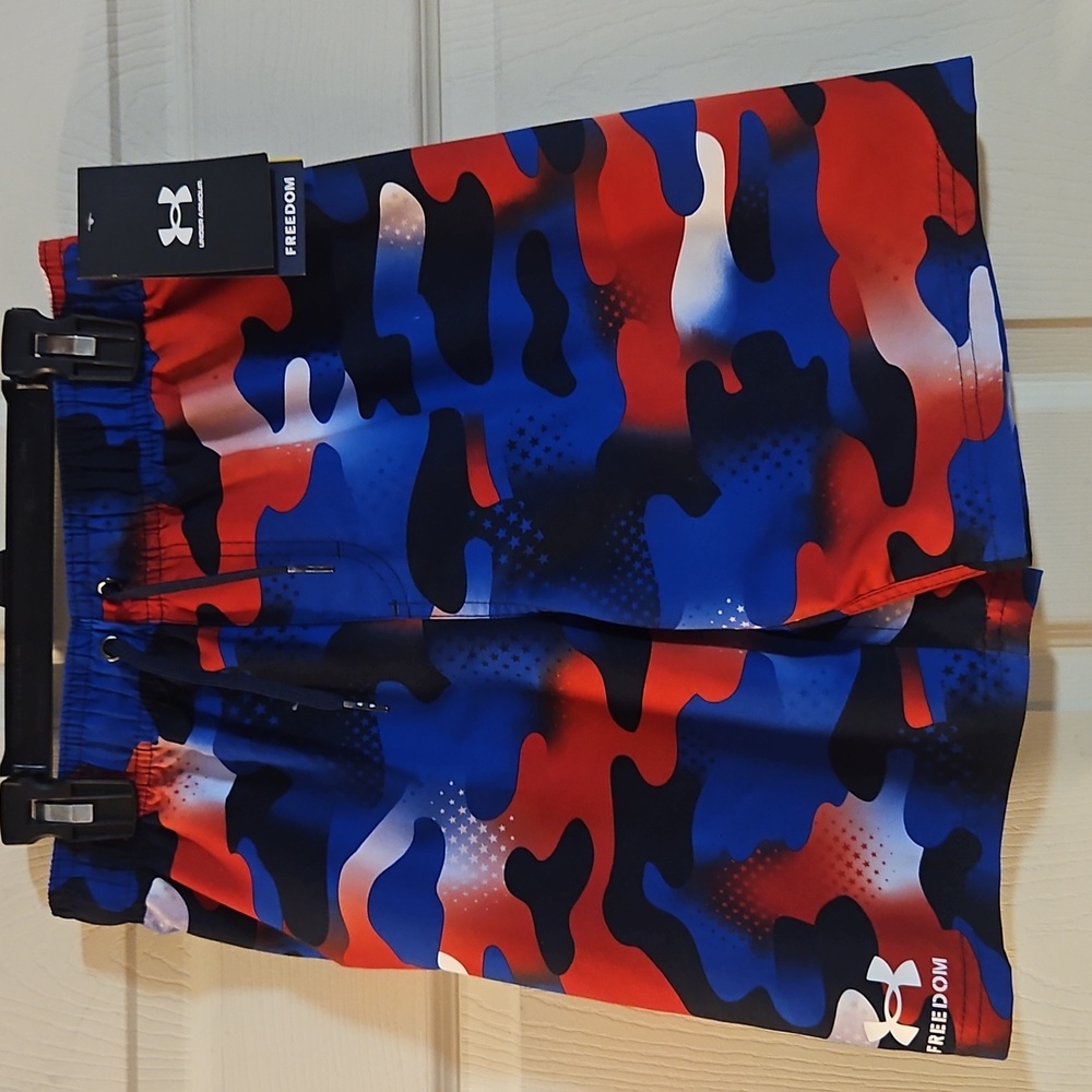 Under Armour Boys’ USA Street Camo Volley Shorts: MESH LINER: NWT: SIZE L